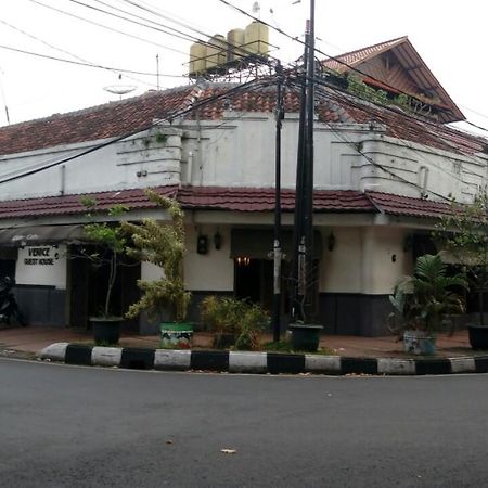 Venice Guest House Bandung Exterior photo